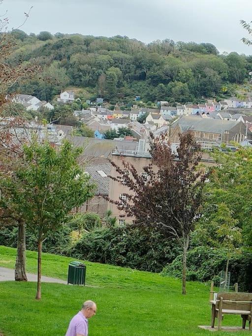 Fishermen's With Log Burner, 2 Bathrooms & Sea Views From Garden Terraces *