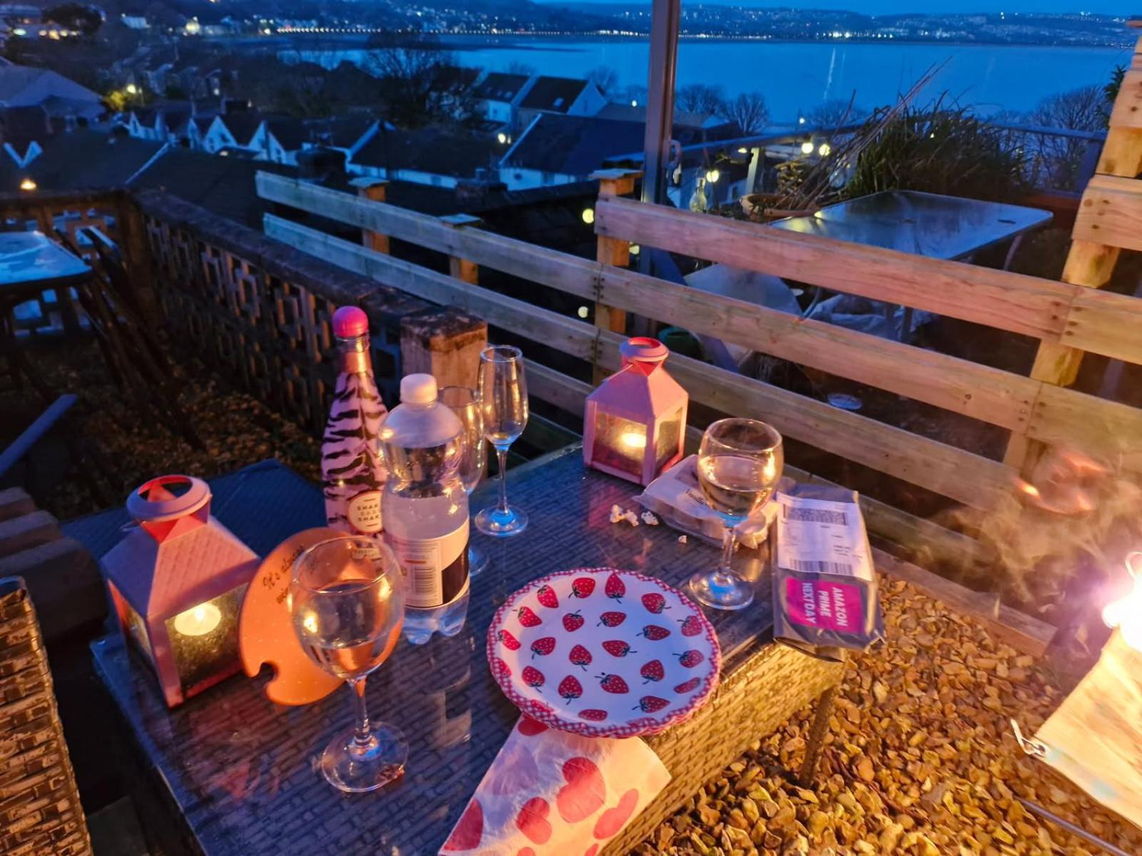 Fishermen's With Log Burner, 2 Bathrooms & Sea Views From Garden Terraces *