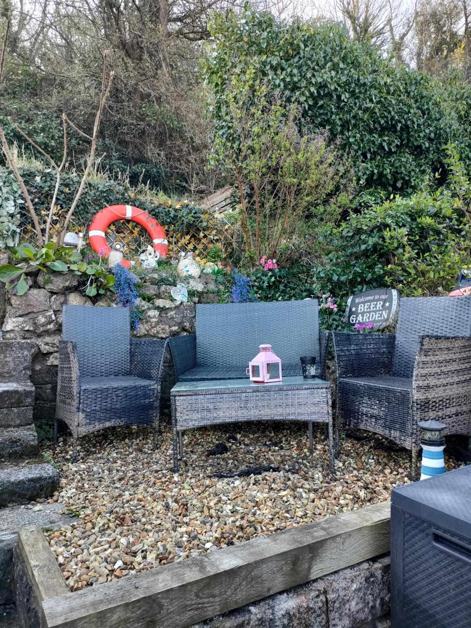 Fishermen's With Log Burner, 2 Bathrooms & Sea Views From Garden Terraces *